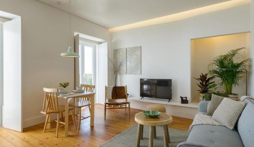 Deluxe One-Bedroom Apartment