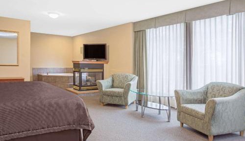 Queen Suite with Jetted Tub - Non Smoking