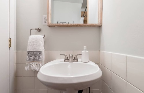 Central Okanagan House | Boho Beach Studio Suite Right on Mission Creek