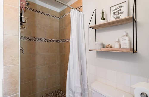 Central Okanagan House | Boho Beach Studio Suite Right on Mission Creek