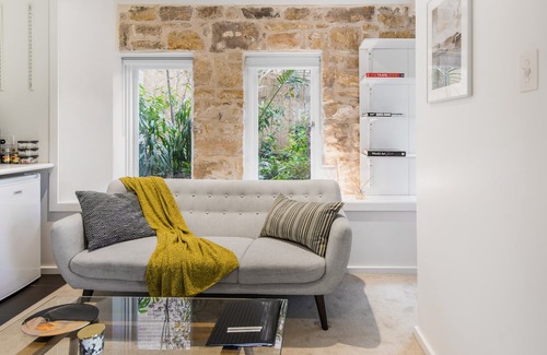 Cremorne Point House | Lavish Suite with Stone Archway Patio