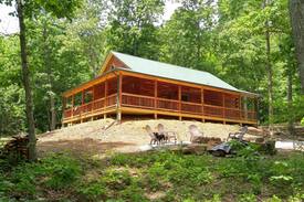 Compton Cabin | Mama Bear at Buffalo River by Goldilocks Cabins
