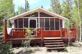 Fairplay Cabin | Rustic Off-Grid Cabin in Woods w Treehouse
