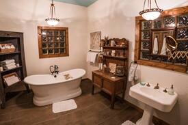 Ennis Cabin | Winding Ridge Guest House