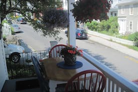 Rockport Bed & Breakfast | Seaside Gardens guest room or suite by beach
