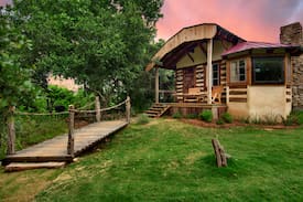 Fredericksburg Cabin | Swiss Log Cabin ZUG at Barons CreekSide Resort