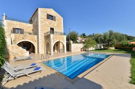Pyrgos Psilonerou Villa | Joanna Villa with private pool, 1km from the beach