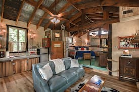 Fredericksburg Cabin | Swiss Log Cabin ZUG at Barons CreekSide Resort