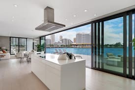Brickell Villa | Sextant | ArkUp Floating Mansion | Docked in Brickell | 10 mins to Beach