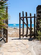 Cala Liberotto Apartment | Villa Cornelio, sulla spiaggia a un passo dal mare
