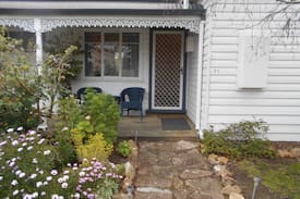 Penola House | Travellers Rest B & B- Cottage 2 min walk to town