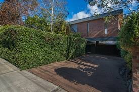 Ferntree Gully Villa | Mountain Gate Villa - Spacious Bedroom