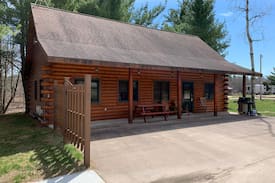 Neillsville Cabin | Dilly’s Hatfield Resort Cabin (On Lake Arbutus)