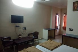 Kurnool Hotel | iROOMZ Woodlands Lodge Deluxe A/c Room Kurnool