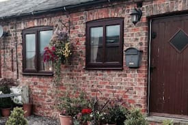 York Cabin | 4 The Stables ( Skipbridge Farm) Cottage nr York