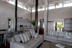 Mission Beach House | Magic Beach House - Absolute Beachfront