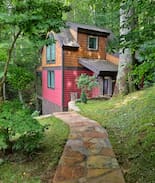 Cullowhee Cabin | Lazy Moss Cabin at Lake Glenville and pet friendly