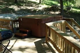Stockdale Cabin | Memory Lane Cabins #2 Charming Open Floor Plan