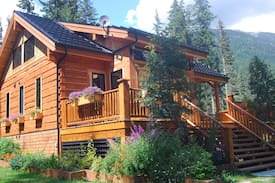 Mount Robson House | Resplendent Mountain Lodge adjacent to Jasper
