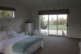 Hamurana Bed & Breakfast | Hamurana Lake Views in Rotorua: bed and breakfast.