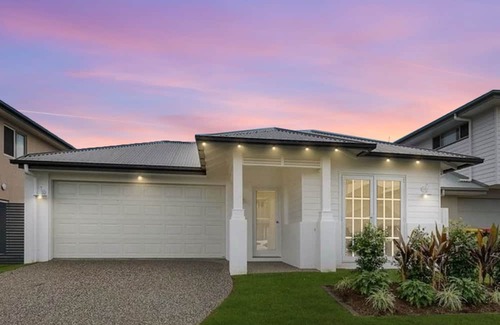 Newport Apartment | "Fabulous Bon Voyage" - Newport Q 4020