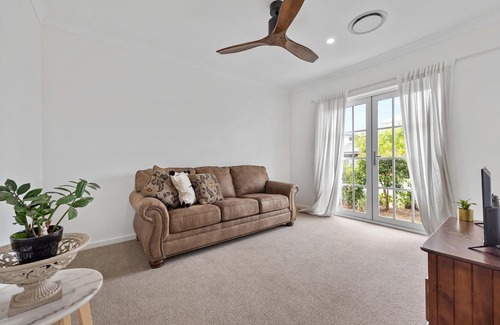 Newport Apartment | "Fabulous Bon Voyage" - Newport Q 4020