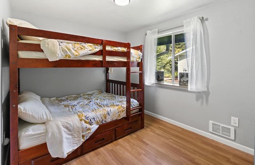 Forks Cottage | Mayberry Cottage minutes to La Push Beach