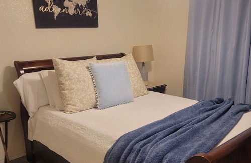 Dickinson House | Beautiful Cottage and event space sleeps 16+ Kemah boardwalk, beaches near, Nasa