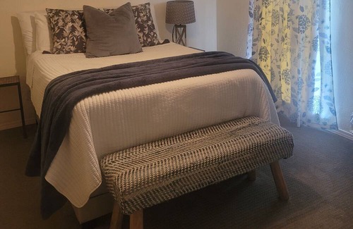 Dickinson House | Beautiful Cottage and event space sleeps 16+ Kemah boardwalk, beaches near, Nasa