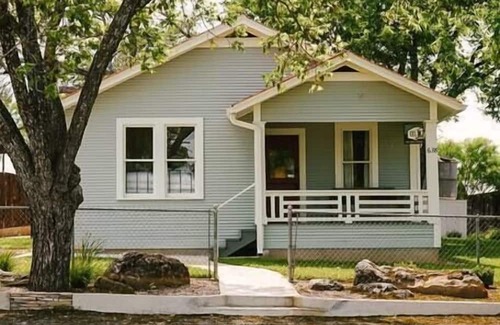 Fredericksburg House | Hot Tub, King Bed, Pet Friendly - The Craftsman