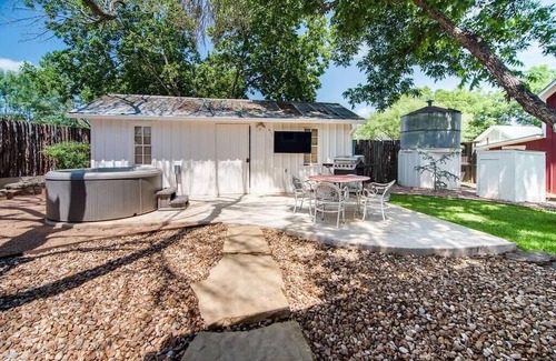 Fredericksburg House | Hot Tub, King Bed, Pet Friendly - The Craftsman