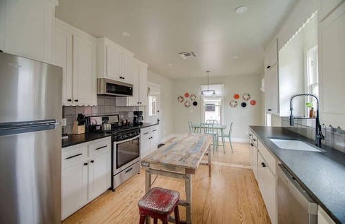 Fredericksburg House | Hot Tub, King Bed, Pet Friendly - The Craftsman