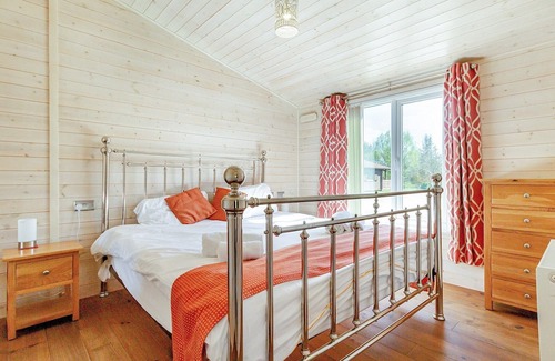 Scunthorpe Cabin | A cosy one bedroom lodge with a master bedroom served by a bathroom with a separate shower open plan