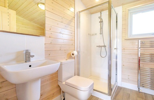 Scunthorpe Cabin | A cosy one bedroom lodge with a master bedroom served by a bathroom with a separate shower open plan