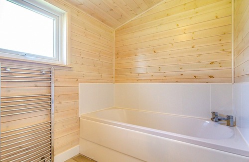 Scunthorpe Cabin | A cosy one bedroom lodge with a master bedroom served by a bathroom with a separate shower open plan