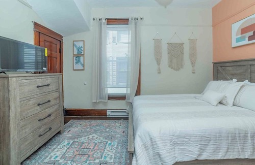 Roseland Apartment | Carla's Cozy Spot in Pullman