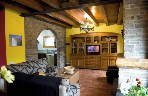 La Guingueta d'Aneu Ski Chalet | Chalet 'Casa Maria Antònia' with Mountain View, Private Terrace and Wi-Fi