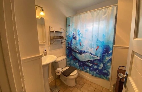 Golden Hill Apartment | Nice 1 bedroom with skyline views from the private patio