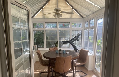 Abbey Wood Apartment | Beautiful ground floor flat with conservatory