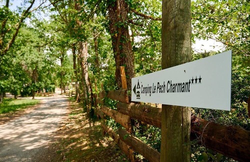 Les Eyzies Ski Chalet | Luxe Sanitary Xl 6 pers. Villatent at a family campsite in Dordogne.