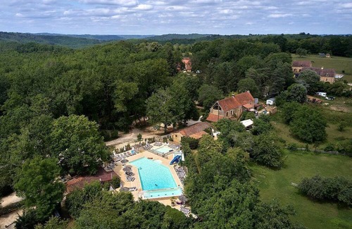 Les Eyzies Ski Chalet | Luxe Sanitary Xl 6 pers. Villatent at a family campsite in Dordogne.