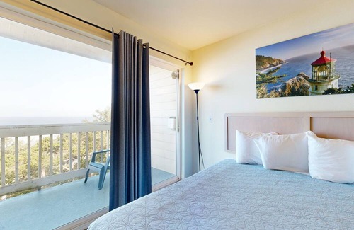 Lincoln City Apartment | Oceanview Studio on the Main Level - Nearby Beach Access, Dogs Welcome