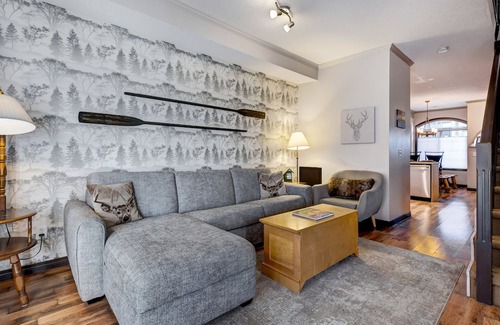 Canmore Ski Chalet | Heated Pool-side Chalet w/ Hot Tub | 2 bdrm 8 Guests | Walk anywhere in 15 mins!