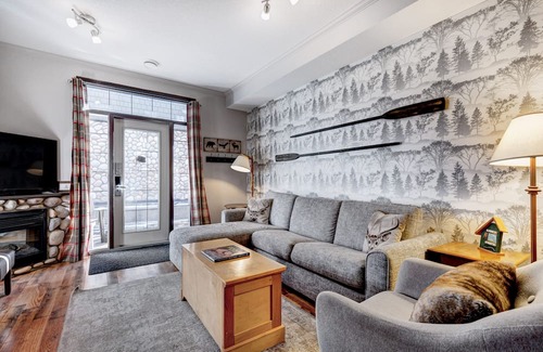 Canmore Ski Chalet | Heated Pool-side Chalet w/ Hot Tub | 2 bdrm 8 Guests | Walk anywhere in 15 mins!