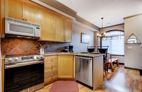 Canmore Ski Chalet | Heated Pool-side Chalet w/ Hot Tub | 2 bdrm 8 Guests | Walk anywhere in 15 mins!