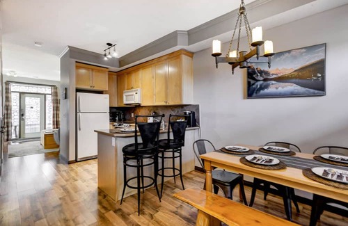 Canmore Ski Chalet | Heated Pool-side Chalet w/ Hot Tub | 2 bdrm 8 Guests | Walk anywhere in 15 mins!