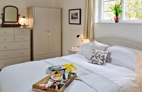 Mousehole Cottage | Attractive Comfortable Cottage Sleeps 4 Paking Garden Wifi Pet friendly