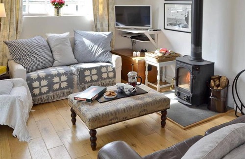 Mousehole Cottage | Attractive Comfortable Cottage Sleeps 4 Paking Garden Wifi Pet friendly