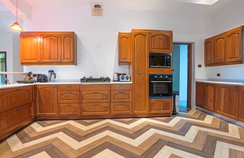 Kathu Villa | 7 Bedroom Pool Villa in Kathu SV1