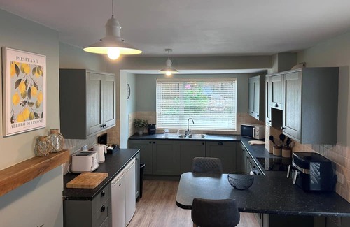 Sketty House | Relaxing, Homely Feel With a Spacious Garden